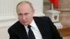 Президент России Владимир Путин слушает интервью Financial Times