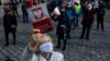 Люди в масках на митинге во Вроцлаве, Польша, призывают к переносу президентских выборов. Фото: 3 мая 2020 г.