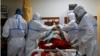 Медицинские работники ухаживают за пациентом, страдающим коронавирусной болезнью, в отделении интенсивной терапии больницы Ятхарт в Нойде.