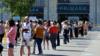 Покупатели выстраивались в очередь возле Primark, когда он снова открылся 15 июня