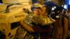 Солдат Национальной гвардии США обнимает протестующего в третью ночь протестов в Шарлотте, Северная Каролина