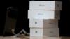 Коробки нового iPhone X сложены друг на друга рядом с дисплеем в Apple Store.