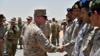 Генерал морской пехоты США Кеннет Маккензи-младший пожимает руку саудовским военным