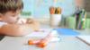 Маленький ребенок с ручкой-инъектором для анафилаксии