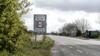 Добро пожаловать в Северную Ирландию - дорожный знак, обозначающий пересечение границы между севером и югом