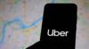 силуэт телефона с логотипом Uber, фон карты