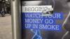 Плакат против попрошайничества с надписью «Попрошайничество: смотрите, как ваши деньги превращаются в дым»
