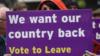 Сторонник Брексита держит табличку с надписью «Мы хотим вернуть нашу страну»