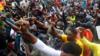 Демонстранты жестикулируют во время акции протеста против предполагаемой жестокости полиции в Лагосе, Нигерия, 14 октября 2020 г.