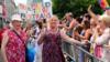 Пенсионерка-трансгендер Маргарет Пеппер (ранее Морис), 73 года (слева), держит плакат «Trans and Proud», принимая участие в параде London Pride в Лондоне, Великобритания, 8 июля 2017 года.