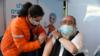 Израильская медсестра вакцинирует мужчину-еврея-ортодокса, Иерусалим (28 декабря)