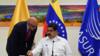 Президент Венесуэлы Николас Мадуро (справа) на встрече между правительством Венесуэлы и лидерами оппозиции для переговоров при поддержке Ватикана, 30 октября 2016 г.