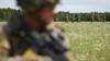 Рядовой Патрик Роджерс из английского полка 2-го батальона ожидает прибытия вертолета Chinook для медицинской эвакуации во время военных учений на равнинах Солсбери 23 июля 2020 года недалеко от Уорминстера, Англия.