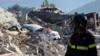 Пожарный наблюдает за обломками разрушенного здания в Пескара-дель-Тронто, 25 августа 16
