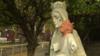 Вид на белую статую Марии и младенца Иисуса с оранжевой сменной головой