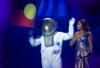 Джессика Мобой из Австралии выступает на сцене во время второго полуфинала Евровидения 2014 8 мая 2014 г.