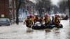 Пожарные и спасательные команды спасают людей из затопленных домов в Карлайле