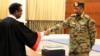 На фотографии, опубликованной в Президентском дворце Судана, изображен генерал Абдель Фаттах аль-Бурхан, глава правящего военного совета Судана, во время церемонии приведения к присяге i