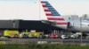 Машины скорой помощи возле самолета American Airlines в аэропорту Дублина