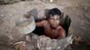 Пауло Паулино Гуахаджара набирает воду из колодца в лагере лесорубов на земле коренных жителей Арарибоя недалеко от города Амаранте, штат Мараньяо, Бразилия.