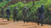 Угандийские вооруженные силы и полиция патрулируют разбитую дорогу в столице Кампале за день до президентских выборов в Уганде 13 января 2021 года.