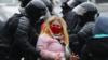Сотрудники правоохранительных органов задерживают протестующую женщину в маске в Минске, 15 ноября 2020 г.