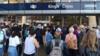 Пассажиры в очереди после отключения электричества на вокзале Кингс-Кросс