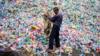 Китайский рабочий сортирует пластиковые бутылки для переработки в деревне Донг Сяо Коу на окраине Пекина.