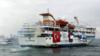 Турецкое судно Mavi Marmara на борту активистов, отправляющихся в гуманитарный конвой в Газу, выходит из порта Стамбула, Турция, 22 мая 2010 года.