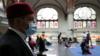 Мусульманин в маске молится в церкви в Берлине