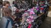 Женщина покупает обувь китайского производства в магазине в районе Чайнатаун ??в Лос-Анджелесе, Калифорния, 24 августа 2019 г.