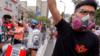 Люди выходят на улицы на велосипедах, чтобы провести мирную демонстрацию против нового правительства временного президента Мануэля Мерино в Лиме 15 ноября 2020 года