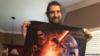 Фотография неизлечимо больного человека, Дэниела, держащего плакат «Звездных войн»
