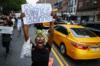 Люди принимают участие в акции протеста 8 июля 2016 года в Нью-Йорке
