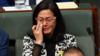 Глэдис Лю вытирает слезу, сидя в парламенте Австралии