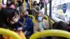 Люди в защитных масках ездят в автобусе, поскольку распространение коронавирусной болезни (COVID-19) продолжается в Монтевидео, Уругвай, 18 ноября 2020 года.