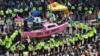 Офицеры окружают розовую лодку на Oxford Circus
