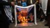 Палестинцы протестуют против мирного плана президента Трампа по Ближнему Востоку, сжигая плакат с изображением Трампа
