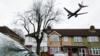 Самолет пролетает над жилыми домами в Хаунслоу, готовясь к приземлению в лондонском аэропорту Хитроу
