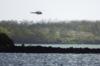 Поисково-спасательный вертолет пролетает над местом столкновения у Маврикия 31 августа 2020 года