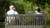 Двое мужчин в защитной маске видны в Сент-Джеймс-парке, поскольку распространение коронавирусной болезни (COVID-19) продолжается, Лондон,