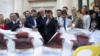 Министр иностранных дел Италии Луиджи Ди Майо (в центре) разрывает баннер с фотографиями кресел депутатов, выставленных парламентариями M5S перед Палатой депутатов в Риме, 8 октября 2019 г.