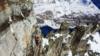 Исследователи устанавливают датчики на скалах горы Маттерхорн в Альпах