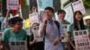 Новоизбранный депутат Натан Ло Квун-чжун (C) благодарит своих сторонников во время митинга в Козуэй-Бэй, Гонконг, Китай, 5 сентября 2016 г.