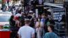 Люди гуляют по Кэмден-Хай-стрит, на фоне коронавирусной болезни