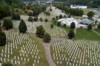 Вид с воздуха на Мемориальный центр в Потокари недалеко от Сребреницы, Босния и Герцеговина, 6 июля 2020 г.