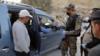Палестинские силы безопасности обыскивают автомобиль возле города Хеврон на Западном берегу, чтобы предотвратить незаконный въезд рабочих в Израиль