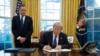 Роберт Лайтхайзер наблюдает, как президент Дональд Трамп подписывает документ в Овальном кабинете