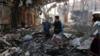 Йеменские спасатели ищут жертв среди обломков разрушенного здания после того, как сообщалось об авиаударах самолетов коалиции под руководством Саудовской Аравии по столице Сане 8 октября 201 г.