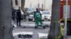Работник санитарной службы очищает место взрыва террориста-смертника в Тунисе